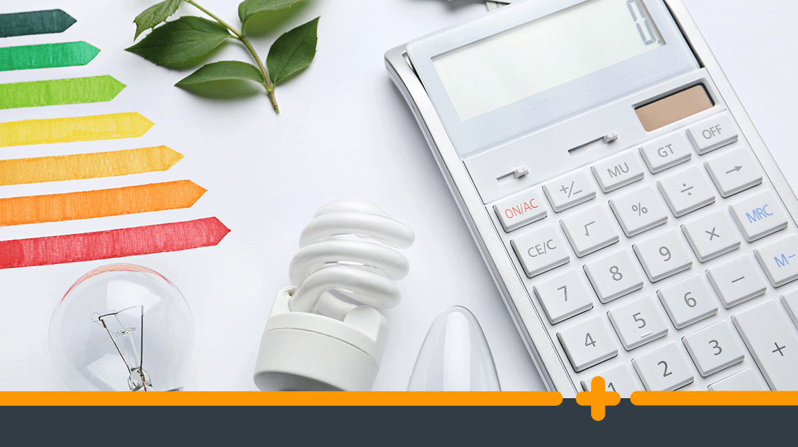 Kalkulator, żarówki i skala efektywności energetycznej na białym tle