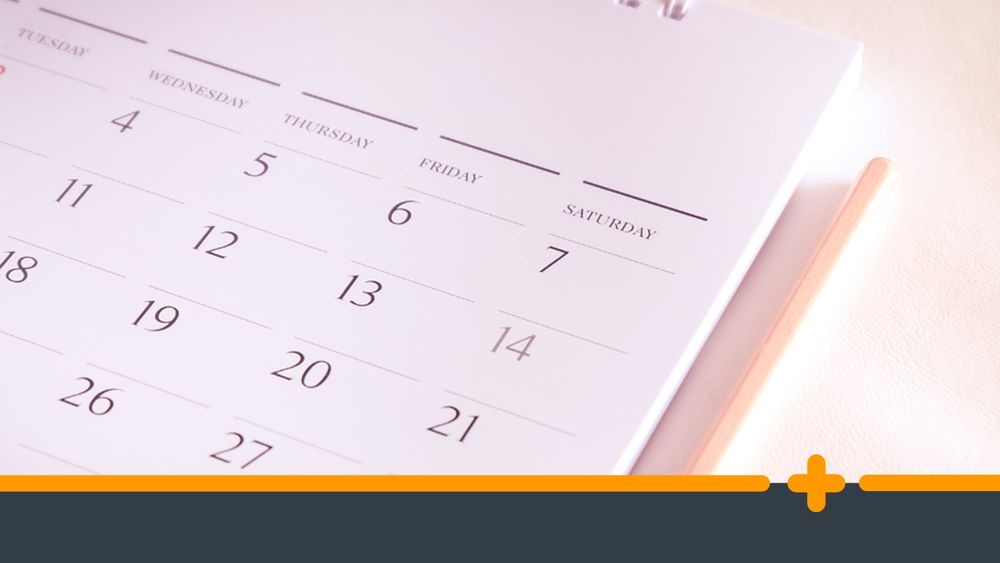 zbliżony widok na otwarty kalendarz z zaznaczonymi datami tygodnia